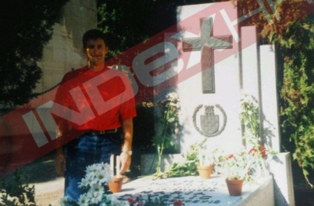 Ексклузивне фотографије: Давор шукер у друштву Кројфа на гробу Анте Павелића