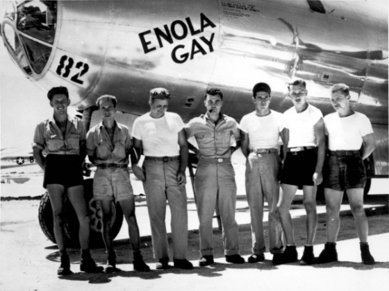 B-29_Enola_Gay_w_Crews-600x450