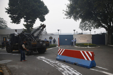 Уклоњени бетoнски блокови који су амбасаду САД у Њу Делхију штитили од терориста-камиказа