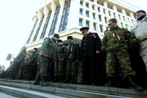 Збор испред зграде Владе Крима