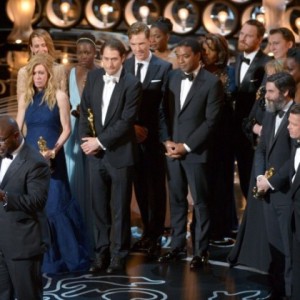 Режисер Стив Меквин у друштву своје филмске екипе говори на додели Оскара. Фото АП