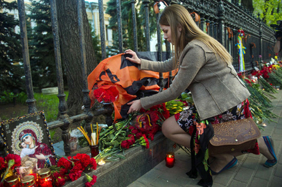 Паљење свећа пред амбасадом Украјине у Москви у знак жалости због погинулих у Одеси