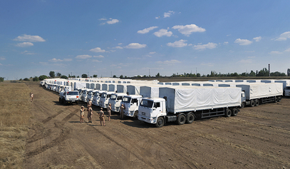 Новинари бирали који ће камион из руског конвоја хуманитарне помоћи да прегледају / © Photo: RIA Novosti/Sergey Pivovarov