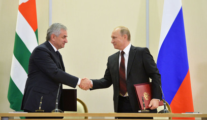 Председник РФ Владимир Путин и председник Абхазије Раул Хаџимба / © Фото: РИА Новости / Alexei Druzhinin Председник РФ Владимир Путин и председник Абхазије Раул Хаџимба / © Фото: РИА Новости / Alexei Druzhinin