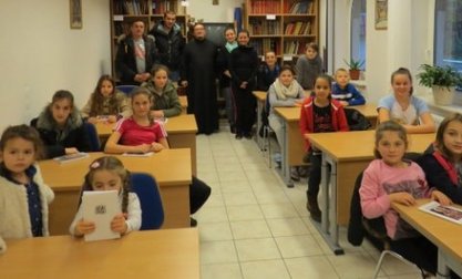 Настава недељом по подне: Ђаци, родитељи и свештеник у спомен учионици Настава недељом по подне: Ђаци, родитељи и свештеник у спомен учионици