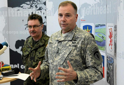 Командант копнених снага САД у Европи генерал Фредерик Бен Хоџс