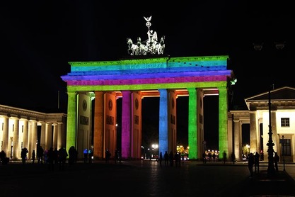 Берлинска Брандербушка капија у ЛГБТ бојама
