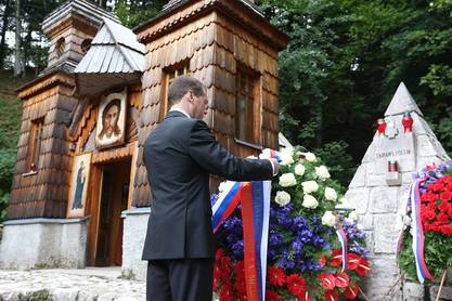 Руски премијер Дмитриј Медведев код Руске капелице на планинском прелазу Вршич