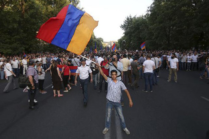 Учесници протеста у Јеревану извиждали заставе Европске уније