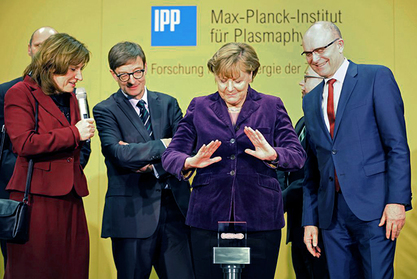Ангела Меркел и научници „Макс Планк” института за физику плазме у Грајфсвалду