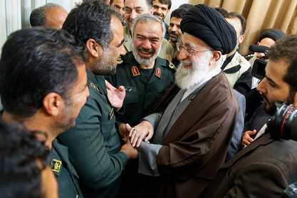 Ирански верски вођа ајатолах Али Хамнеи са војницима