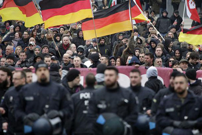 Најмање 3.000 Немаца у Берлину демонстрирало против политике Меркелове Најмање 3.000 Немаца у Берлину демонстрирало против политике Меркелове
