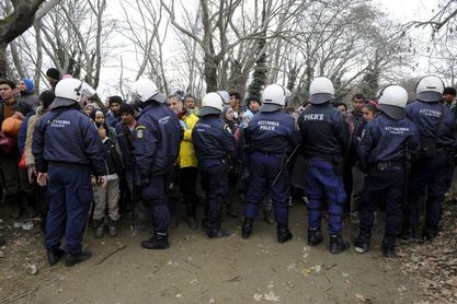 Полиција зауставља мигранте на путу од села Идомени до грчко-македонске границе, Фото: Ројтерс