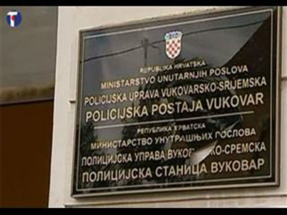 Вуковар - разбијена двојезична табла / Фото Танјуг