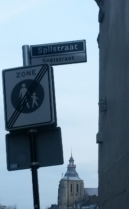 Назив улице „Spilstraat“ на холандском језику и „Spelstraot“ на лимбуршком дијалекту